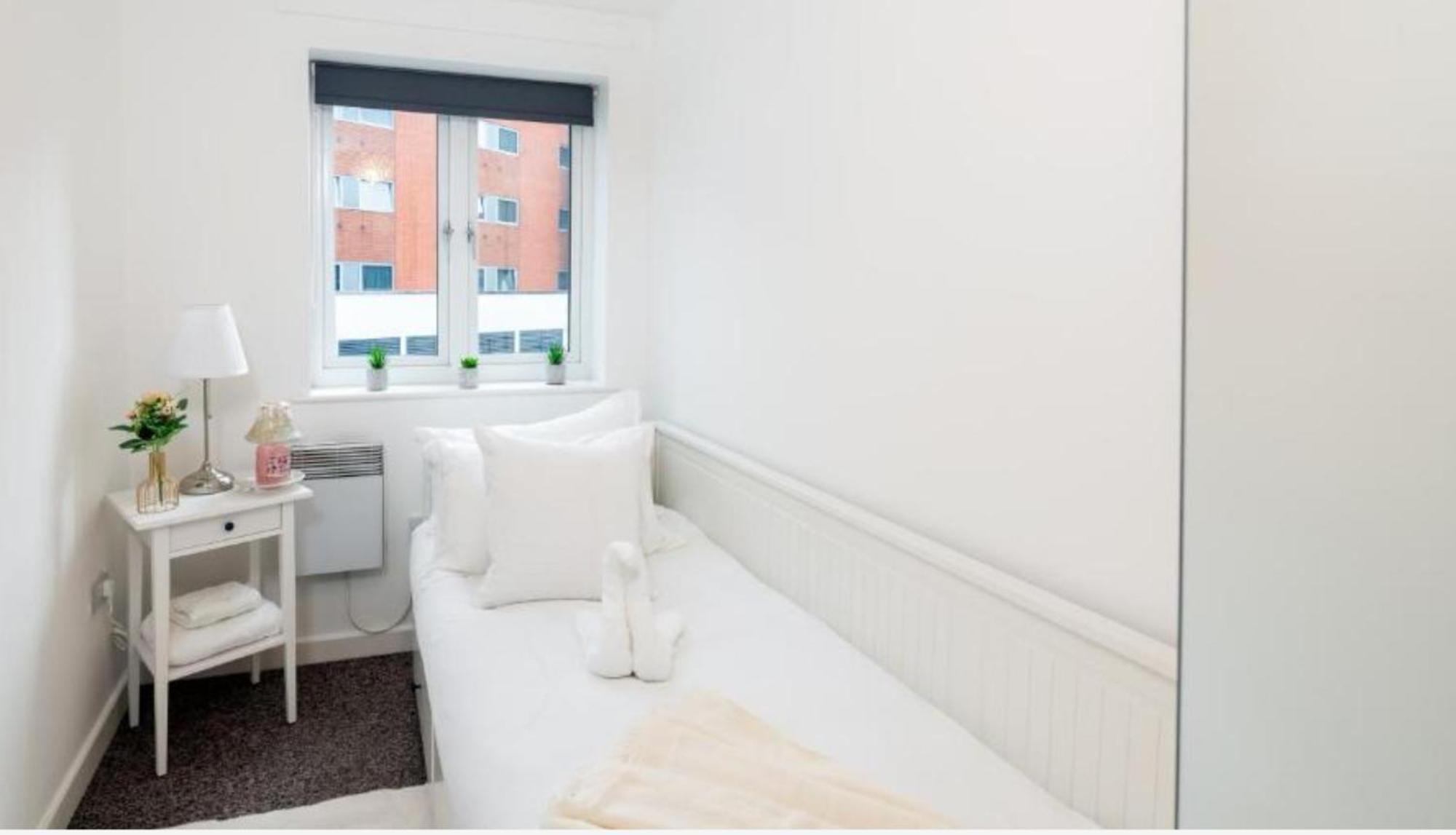 Central Gunwarhf Quays Two Bedroom Apartment Portsmouth Bagian luar foto