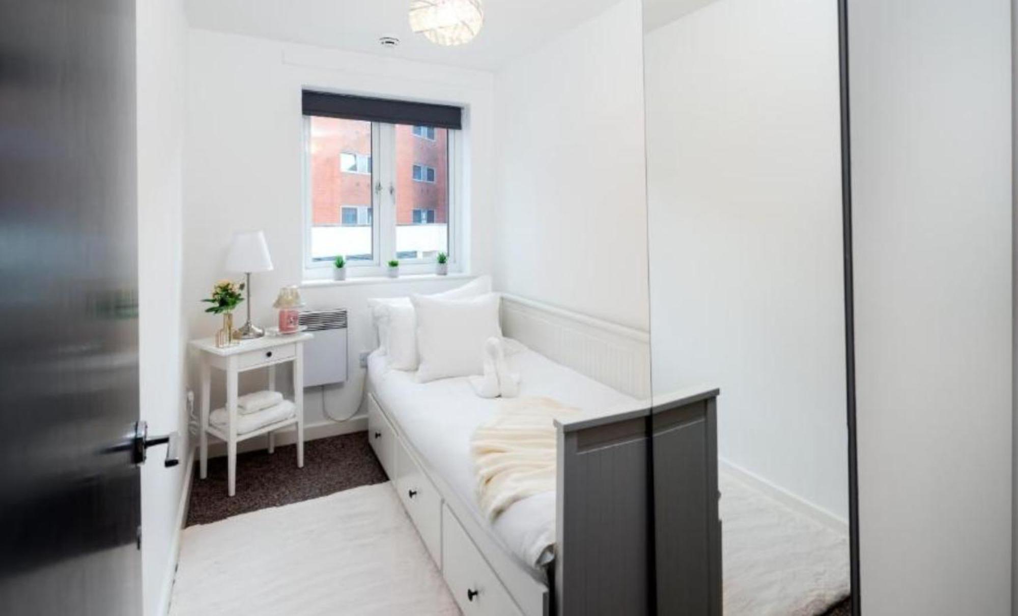 Central Gunwarhf Quays Two Bedroom Apartment Portsmouth Bagian luar foto